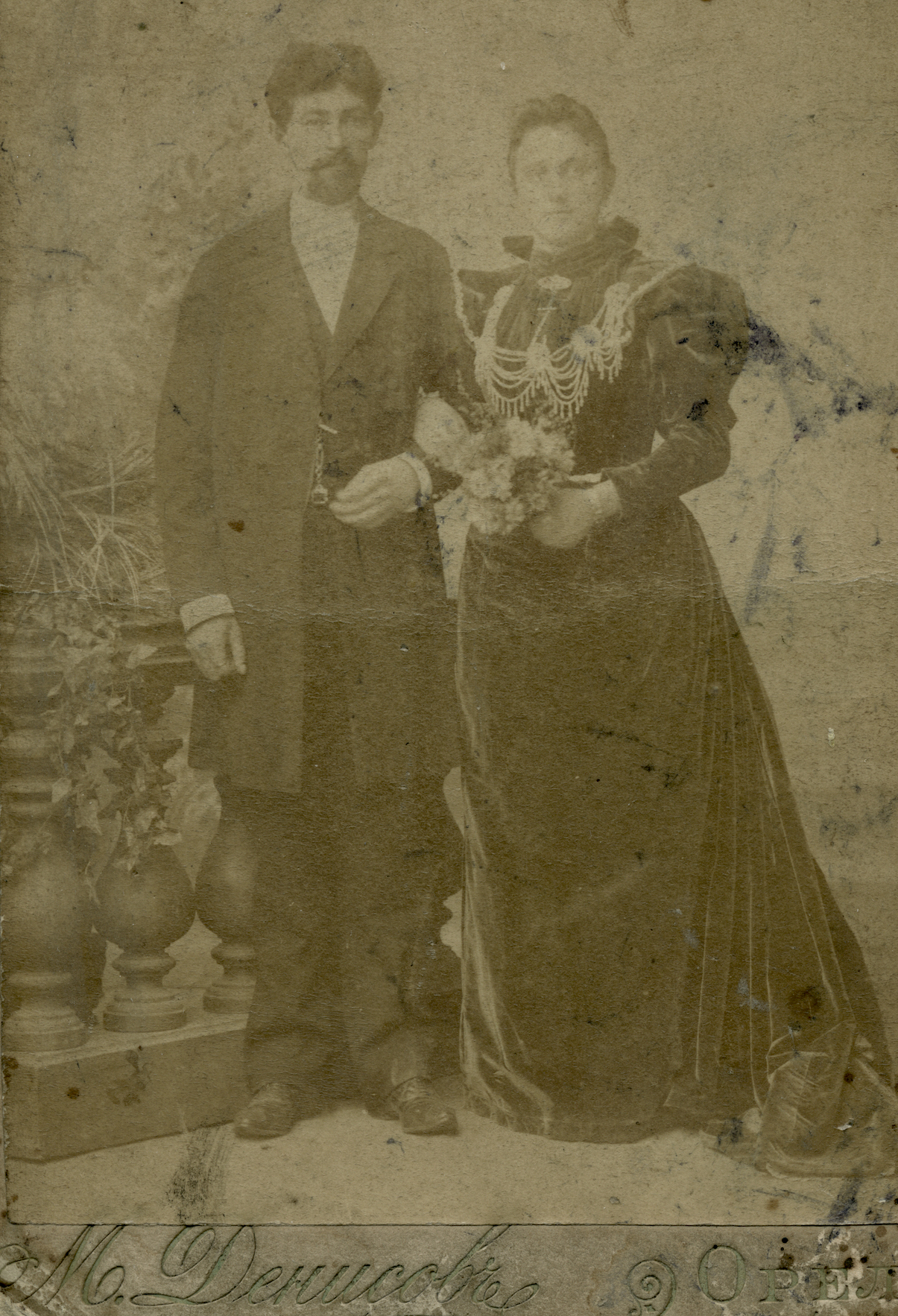 Отец Михаил Дмитриевич Крестьянкин (1860-1912) со своей первой супругой Евдокией Васильевной.